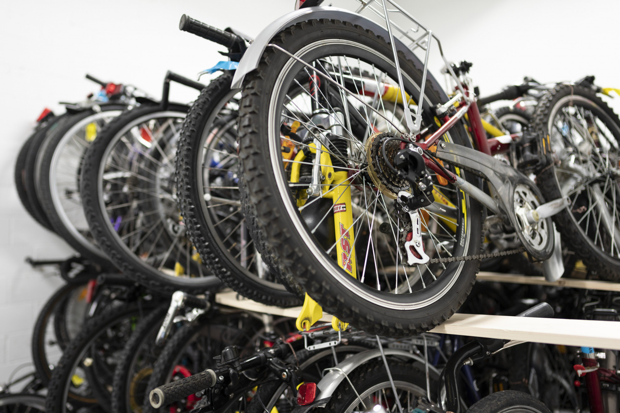 Bici a noleggio allineate su una rastrelliera