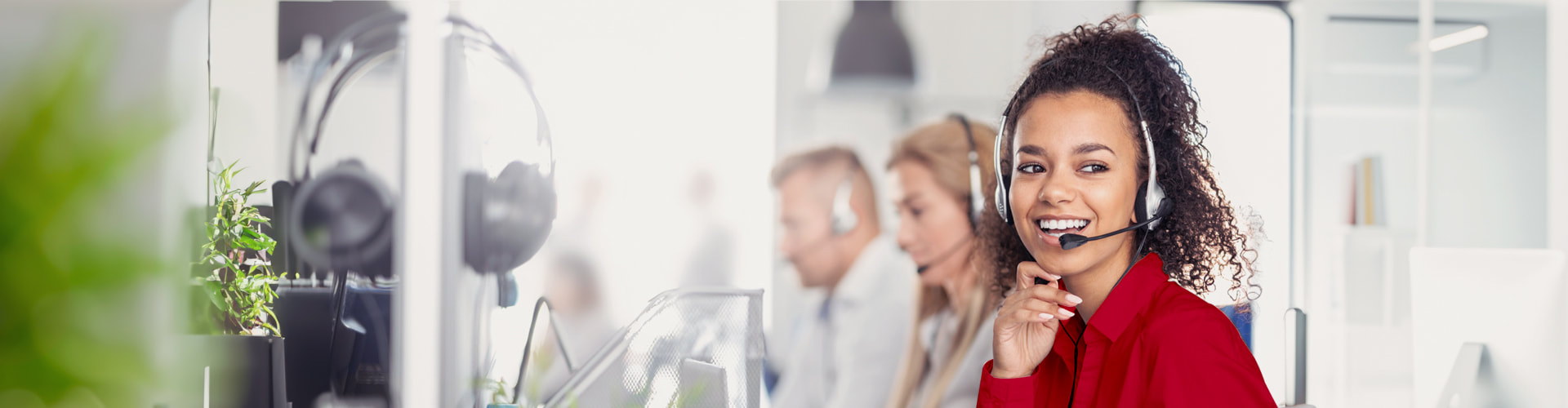 Operatrice del servizio clienti che risponde al telefono con le cuffie